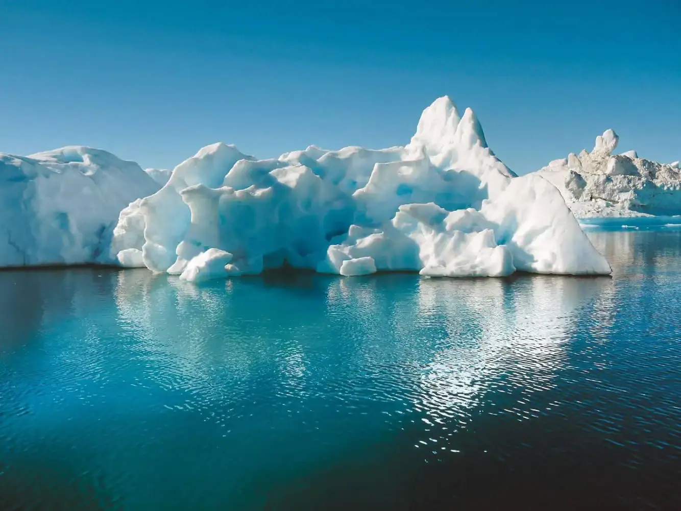 quark-2026-12-18-world-voyager-antarctic-explorer-discovering-the-7th-continent · 南极航线景观